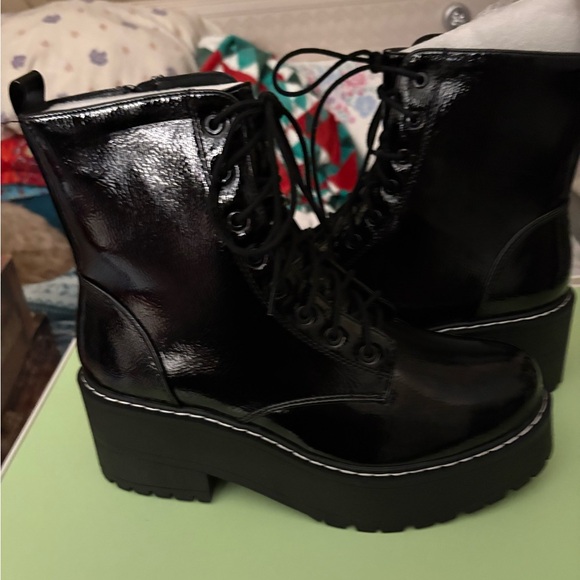New Women’s Black Lace-Up Boots - Picture 3 of 5